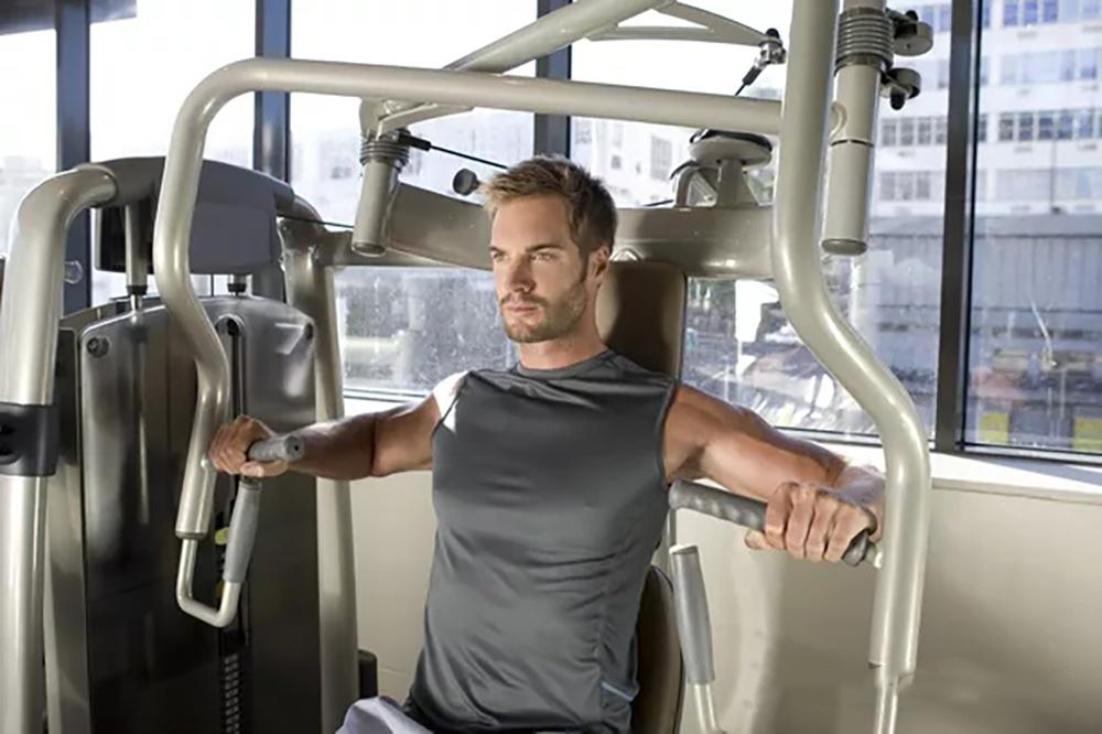 Oefen borstspier essentiële fitnessapparatuur - zittende borstduwtrainer