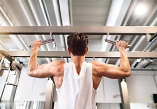 Hoeveel pull-ups kunt u doen? Ontdek 7 voordelen die het de moeite waard maken