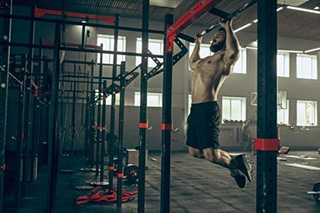 Welke fitnessapparatuur moet worden opgenomen in een complete sportschool?