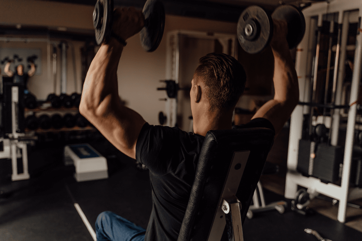 Hoe u een zittende schouderpersmachine correct kunt gebruiken