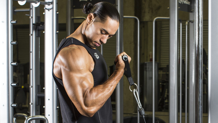 Hoe u een biceps -krulmachine kunt gebruiken voor effectieve armtraining